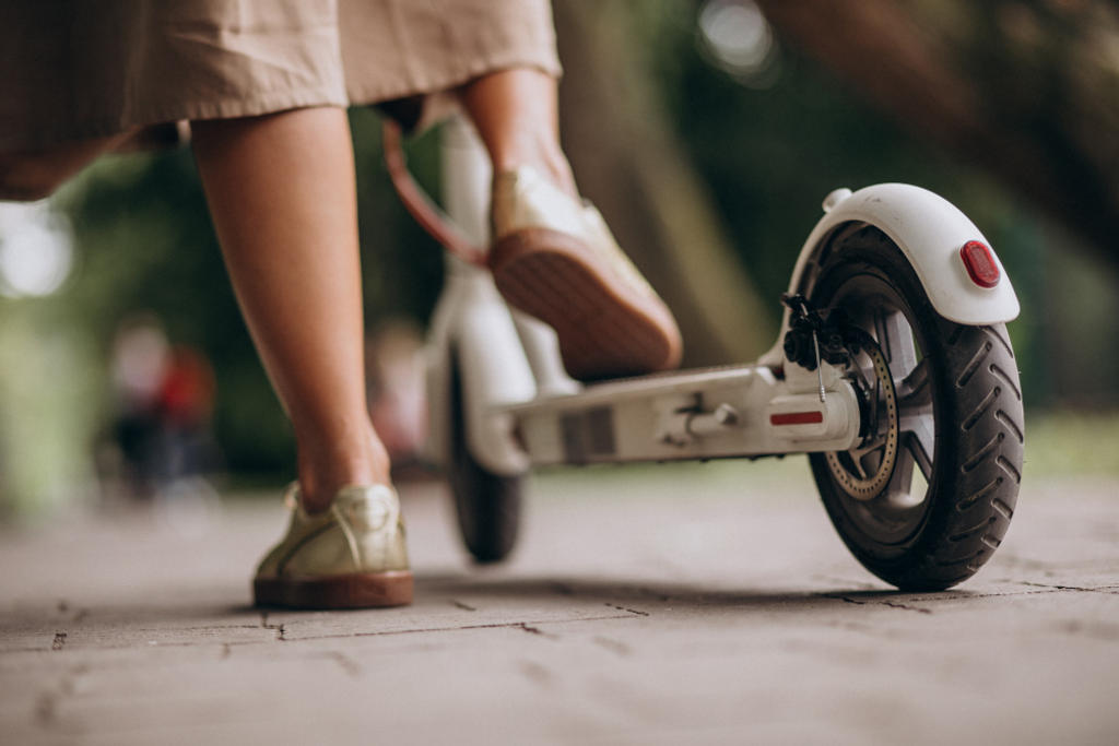 Hulajnoga elektryczna – gdzie można nią jeździć? Chodnik, jezdnia, ścieżka rowerowa – kompletny przewodnik 2026