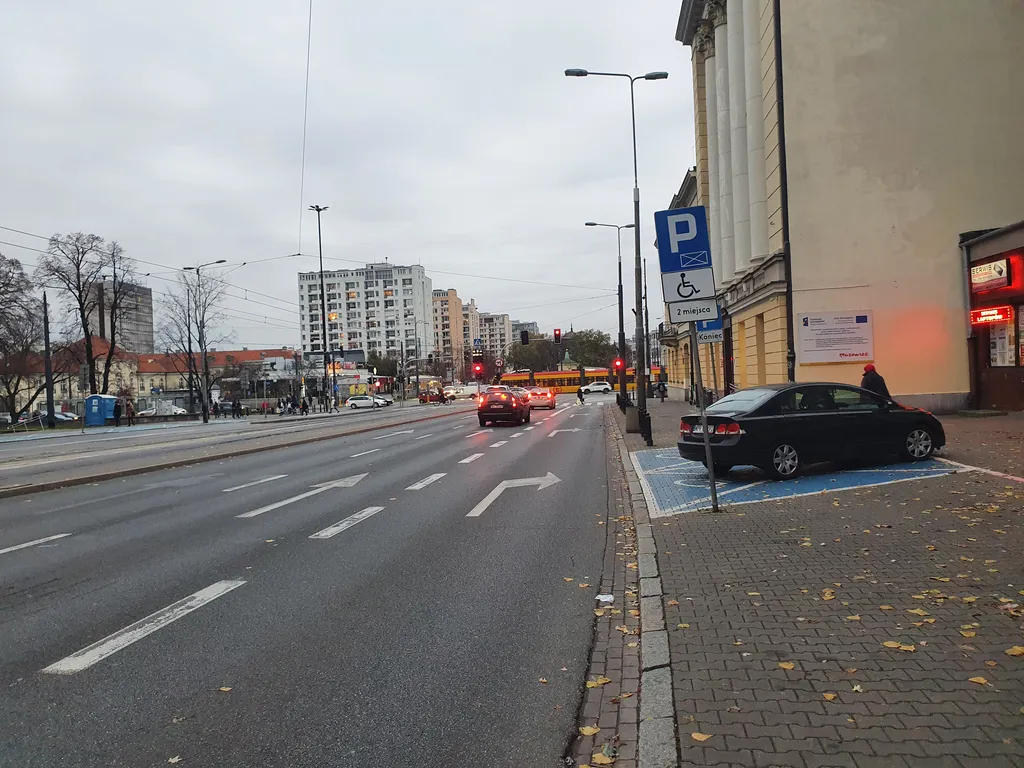 Czy obowiązuje Cię zakaz postoju na tak oznakowanym stanowisku, jeżeli przewozisz pojazdem osobę niepełnosprawną legitymującą się kartą parkingową ?
