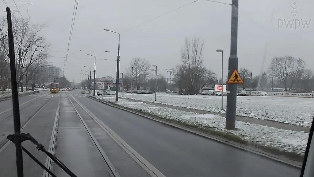 Czy znaki ostrzegawcze zobowiązują kierującego tramwajem do zachowania szczególnej ostrożności?