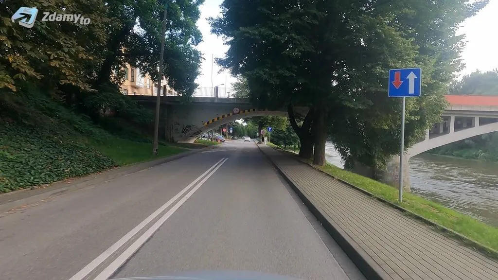 Czy ten znak informacyjny oznacza, że masz pierwszeństwo przed pojazdem nadjeżdżającym z przeciwnej strony?