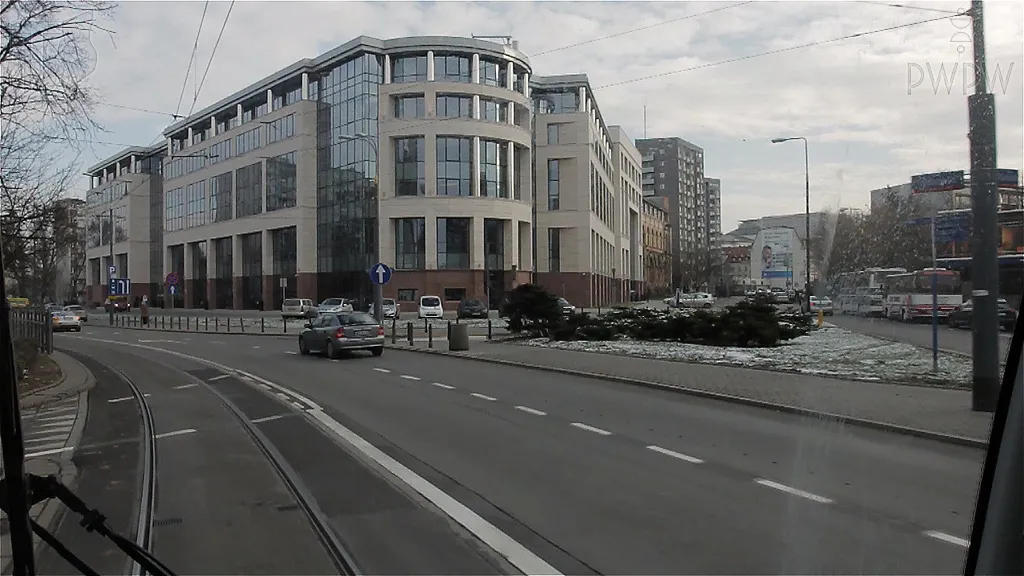 Czy to oznakowanie poziome wskazuje, że motorniczy powinien spodziewać się pojazdów mogących wjechać na wydzielone torowisko z prawej strony?