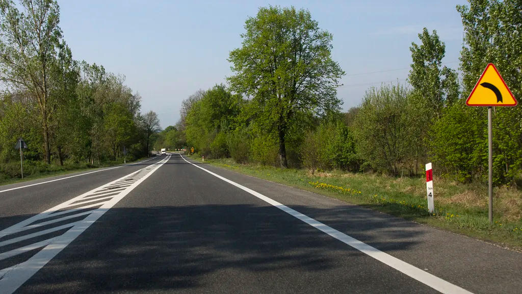 Czy w przedstawionej sytuacji jesteś ostrzegany o kilku niebezpiecznych zakrętach w lewo?