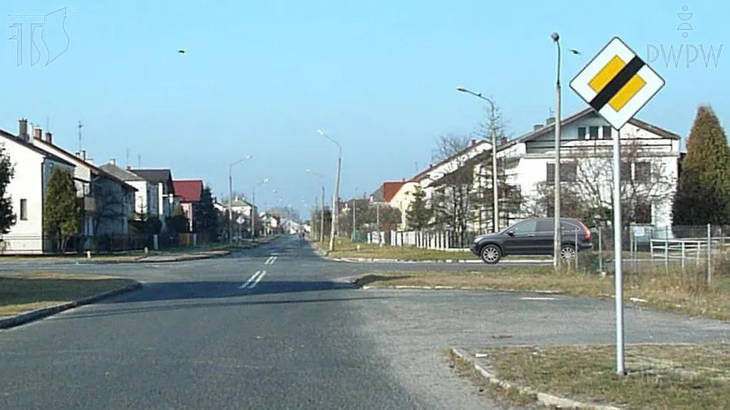 Czy w tej sytuacji, masz obowiązek ustąpić pierwszeństwa pojazdowi nadjeżdżającemu z prawej strony?