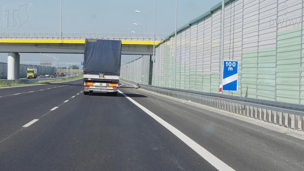 Czy ten znak informuje o zbliżaniu się do miejsca zjazdu z autostrady?
