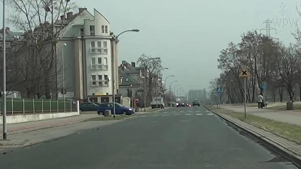 Czy jadąc na wprost na tym skrzyżowaniu, masz obowiązek ustąpić pierwszeństwa pojazdowi nadjeżdżającemu z lewej strony?