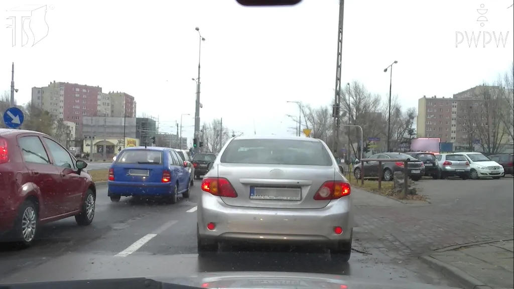 Czy stojąc przez kilka minut bez ruchu w zatorze drogowym ("korku"), pomiędzy innymi pojazdami na tym samym pasie ruchu, masz prawo wyłączyć światła?