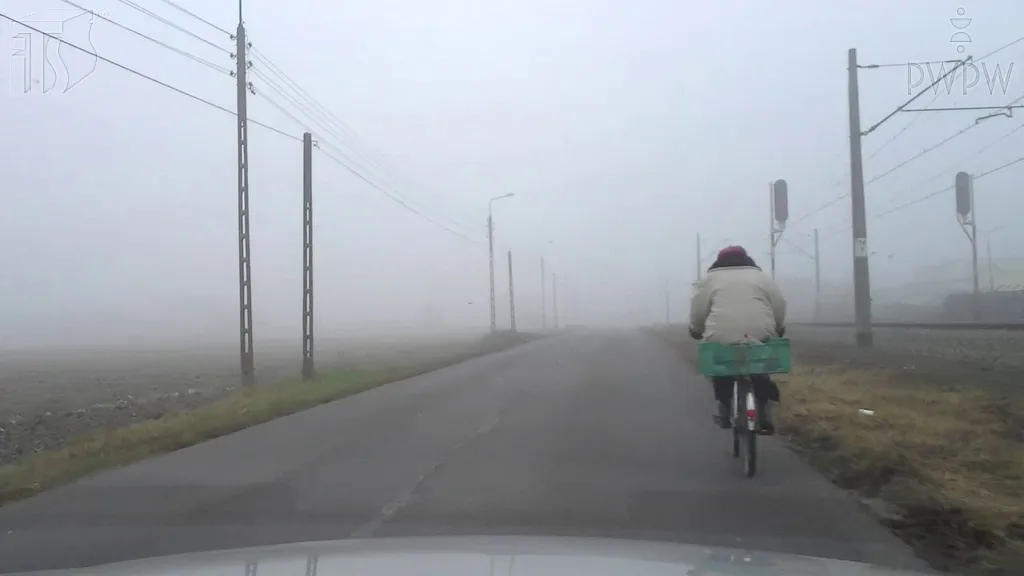 Czy podczas wyprzedzania rowerzysty, w warunkach zmniejszonej przejrzystości powietrza, poza obszarem zabudowanym, powinieneś używać krótkotrwałych sygnałów dźwiękowych?