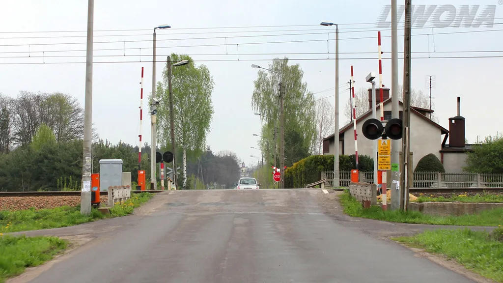 Czy w tej sytuacji  masz prawo wjechać na torowisko nie mając pewności, czy po drugiej stronie przejazdu kolejowego jest miejsce do kontynuowania jazdy ?