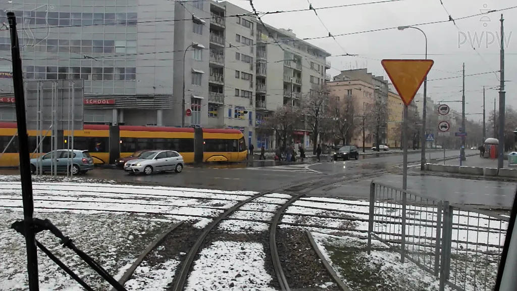 Czy za widocznym znakiem masz obowiązek ustąpić pierwszeństwa przejazdu także pojazdom, które nadjeżdżałyby jezdnią z prawej strony?