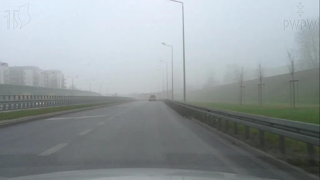 Jak utrzymasz właściwy tor jazdy, gdy poruszasz się drogą ekspresową w gęstej mgle?