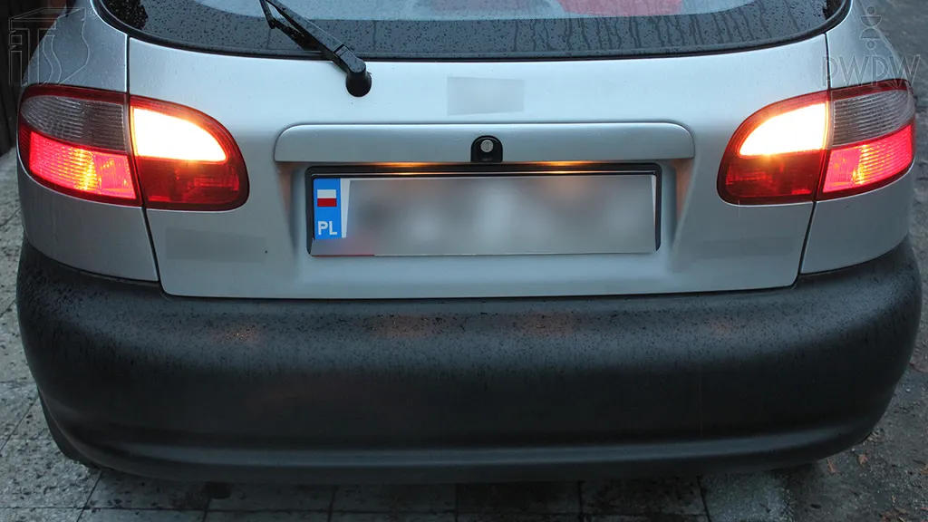 Jaką funkcję w pojeździe samochodowym pełnią światła cofania?