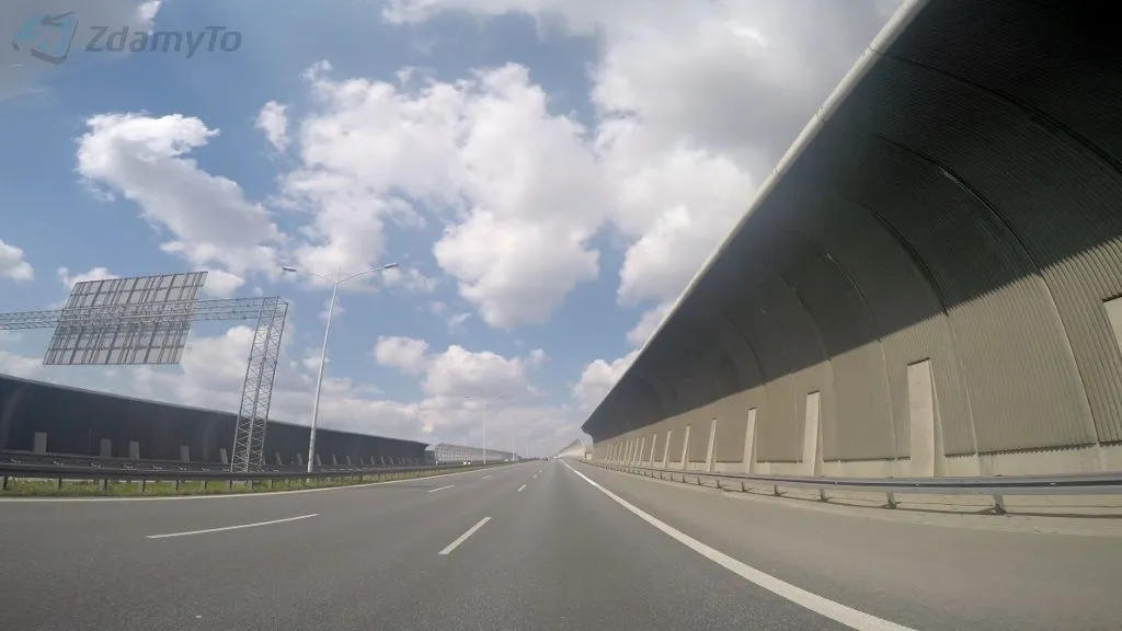 Kierujesz pojazdem osobowym z przyczepą, jadąc autostradą. Jakiej prędkości nie wolno Ci przekroczyć?