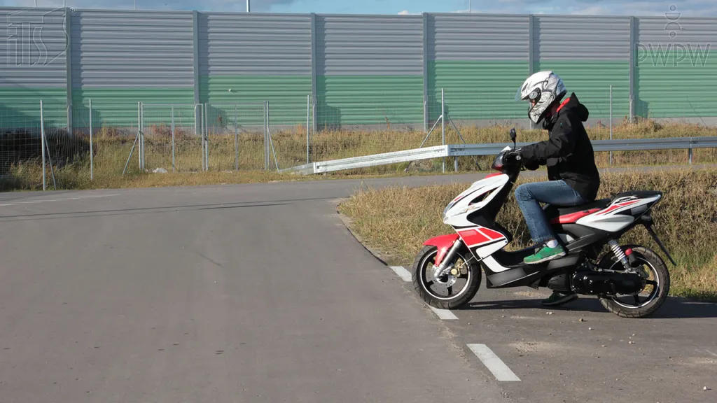 Co może ograniczać pole widzenia, kiedy kierujesz motorowerem?