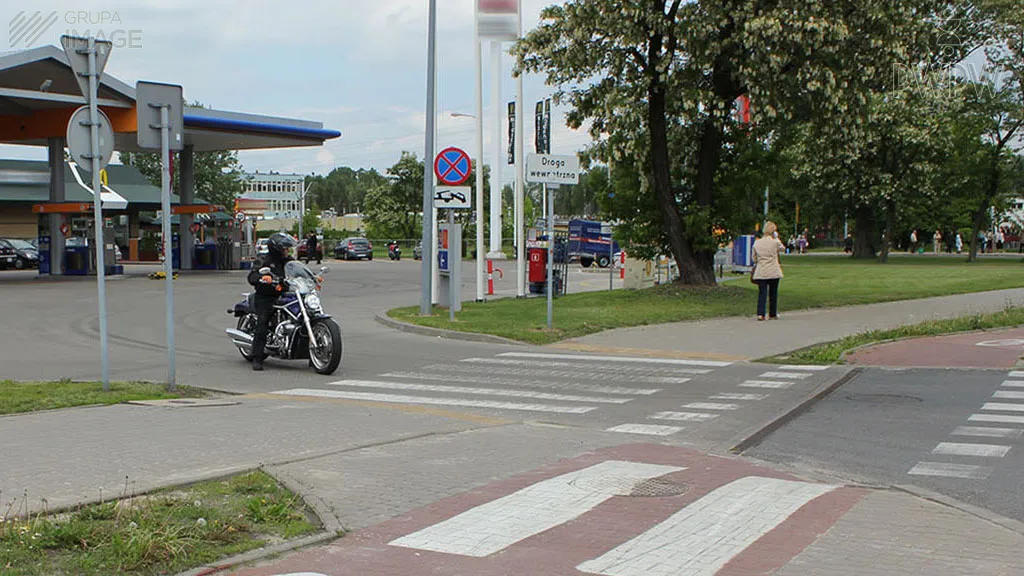 Którą z wymienionych zasad powinieneś stosować podczas tankowania motocykla?