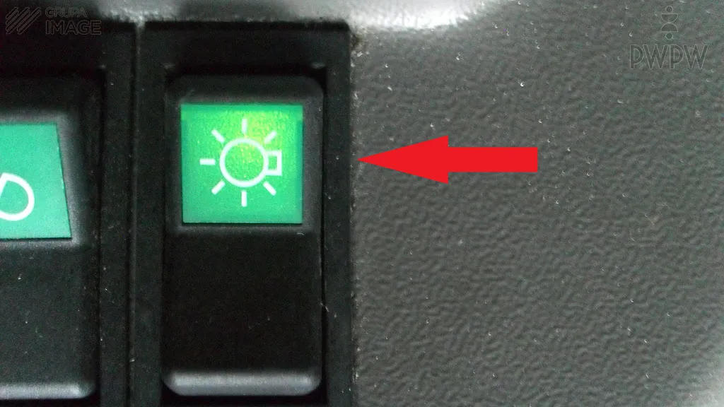 O włączeniu których z wymienionych świateł informuje lampka kontrolna wskazana na zdjęciu?