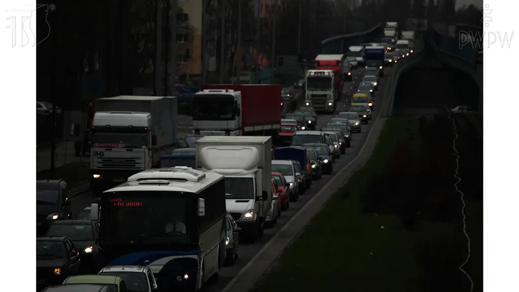 Kiedy, kierując autobusem, podczas jazdy od zmierzchu do świtu, możesz używać świateł drogowych?