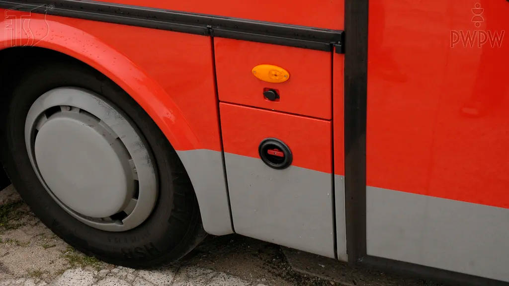 Jakie niezbędne czynności powinien wykonać kierowca autobusu w czasie wymiany koła?
