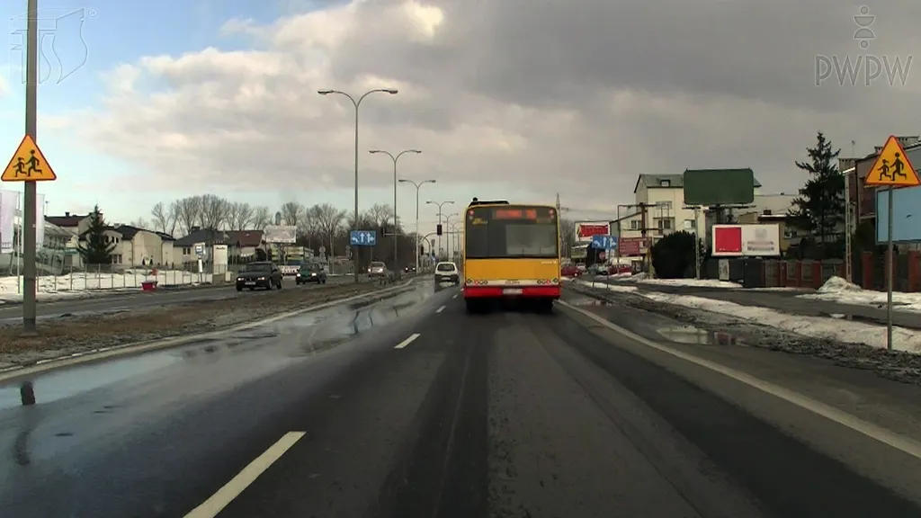 Czy w przedstawionej sytuacji jesteś ostrzegany o miejscu na drodze szczególnie często uczęszczanym przez dzieci lub o bliskości takiego miejsca?