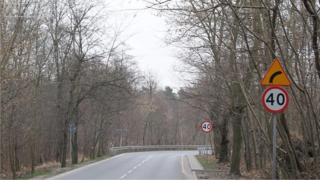 W jaki sposób zwiększysz widoczność w przypadku zbliżania się do zakrętu o ograniczonej widoczności w prawo?