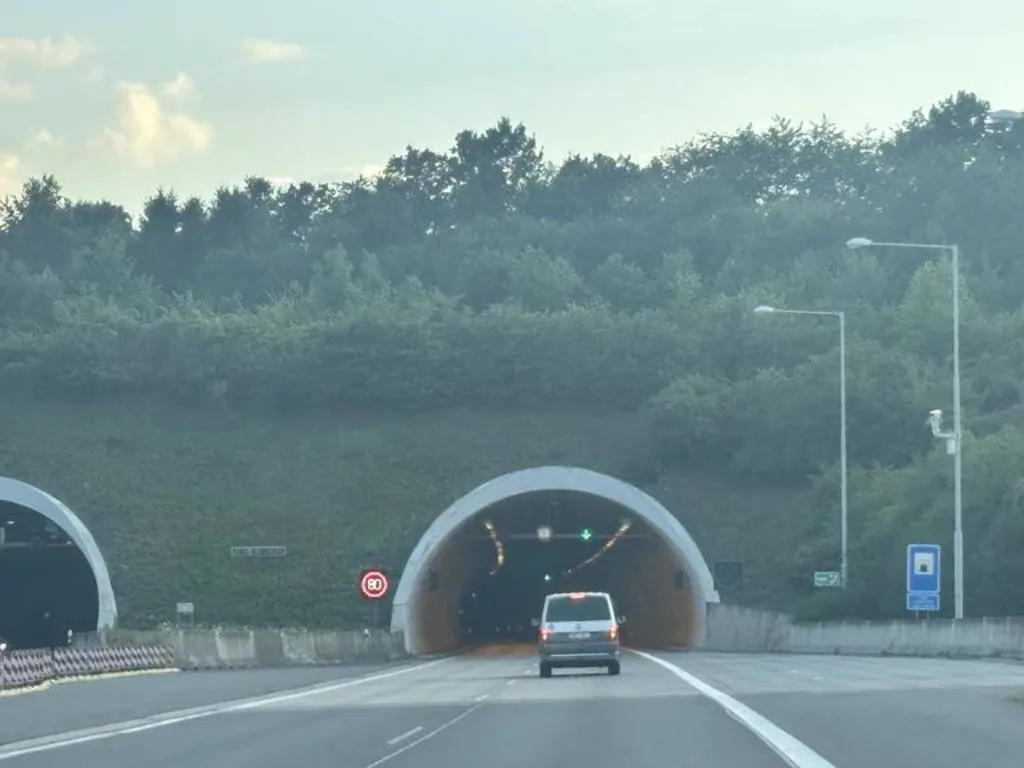 Czy kierując samochodem osobowym z przyczepą lekką poza obszarem zabudowanym w tunelu o długości przekraczającej 500 m masz obowiązek zachować odstęp od pojazdu poprzedzającego nie mniejszy niż 80 m?