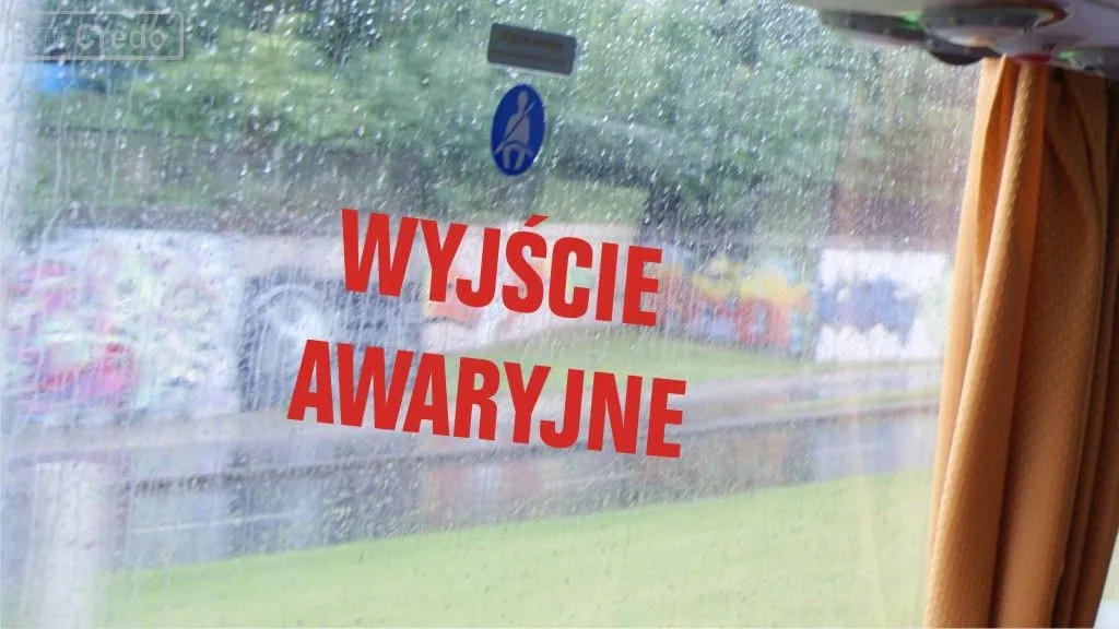 W ile wyjść awaryjnych powinien być wyposażony autobus posiadający 32 miejsca dla pasażerów?