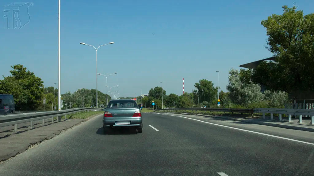 Czy w tej sytuacji, poruszając się jezdnią jednokierunkową poza obszarem zabudowanym, obowiązuje Cię zakaz wyprzedzania poprzedzającego pojazdu z jego prawej strony?