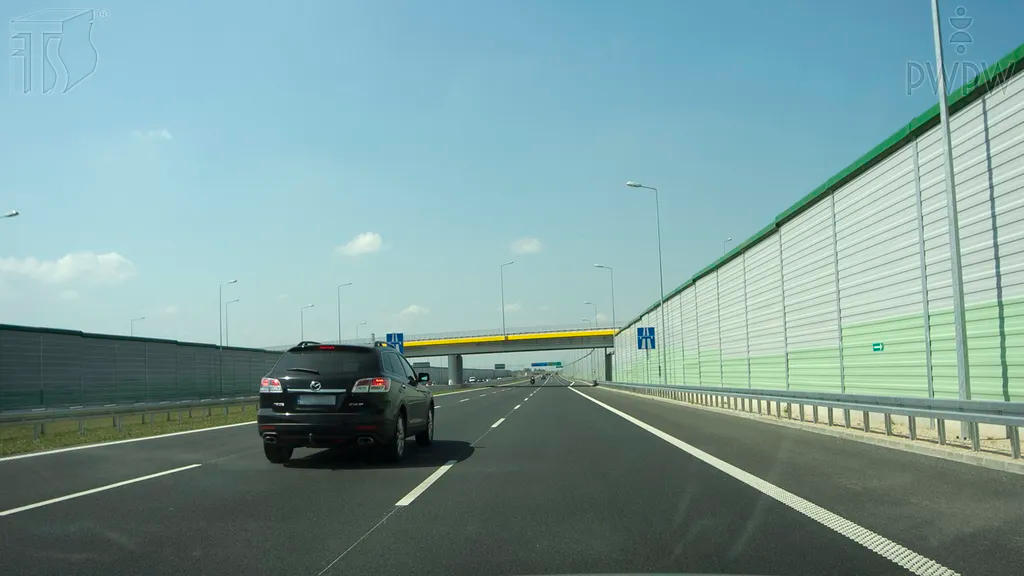Czy w tej sytuacji, na autostradzie, wolno Ci kontynuować wyprzedzanie pojazdu z prawej strony ?