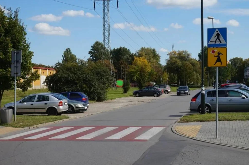 Czy w przedstawionej sytuacji zbliżasz się do przejścia dla pieszych, na którym ciąży na Tobie obowiązek zwrócenia dodatkowej uwagi na dzieci?