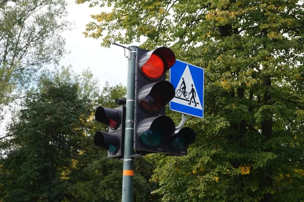 Czy w przedstawionej sytuacji jesteś uprzedzony o występowaniu obok siebie przejścia dla pieszych i przejazdu dla rowerów?