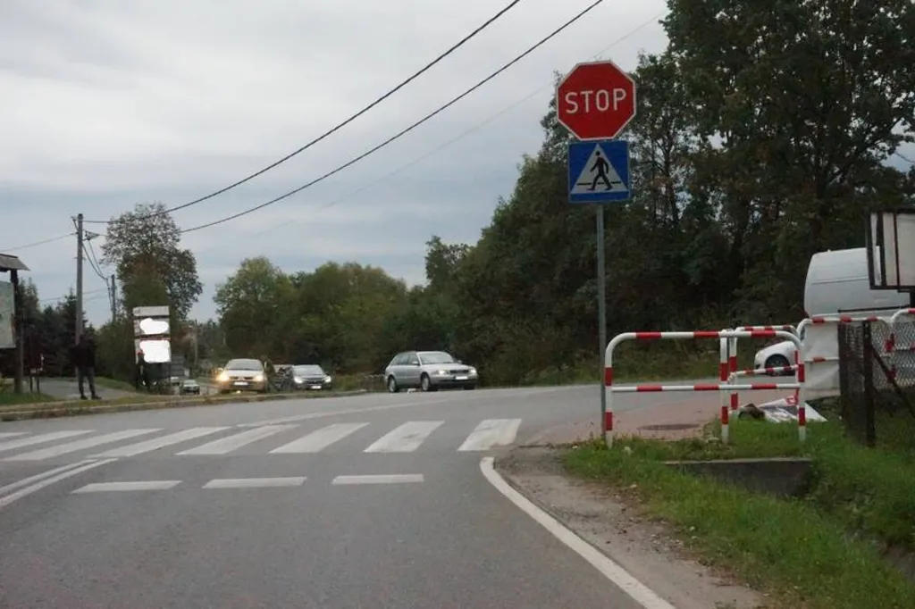 Czy w przedstawionej sytuacji masz obowiązek zatrzymać się zawsze przed przejściem dla pieszych?