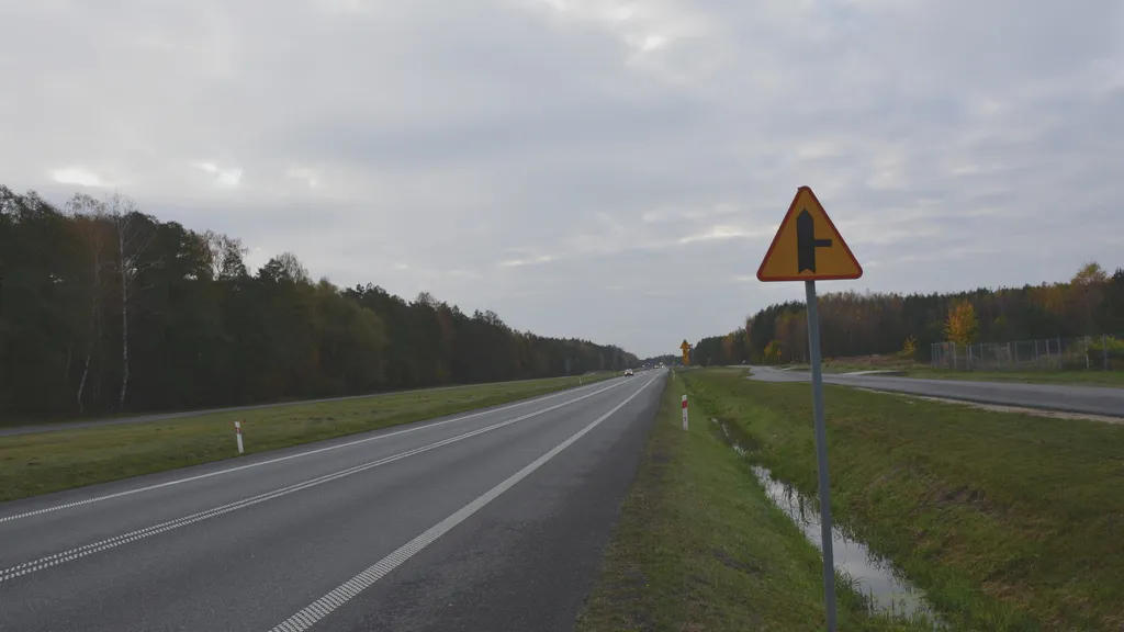 Czy na najbliższym skrzyżowaniu masz pierwszeństwo przed pojazdem nadjeżdżającym z prawej strony?
