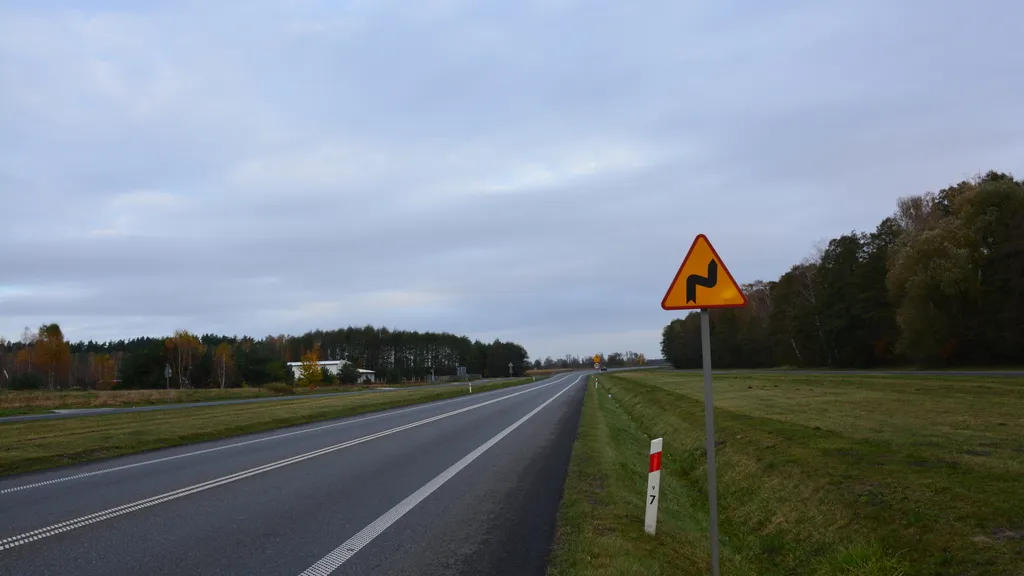 Znak ten ostrzega o dwóch niebezpiecznych zakrętach, z których oba mogą być w prawo.