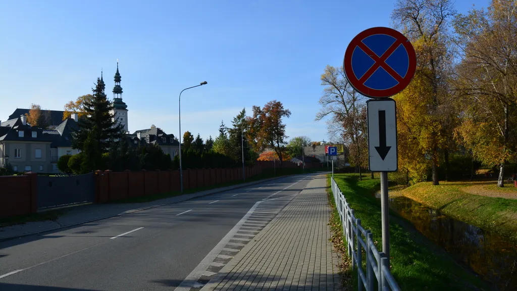 Czy znak ten, wraz z tabliczką, zabrania zatrzymywania się przed nim po tej stronie drogi, po której się znajduje?