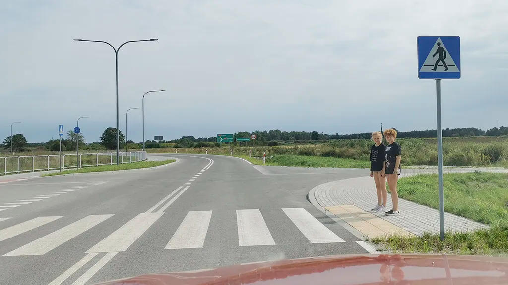 Czy w tej sytuacji masz prawo kontynuować jazdę bez zwracania uwagi na zachowanie pieszych?