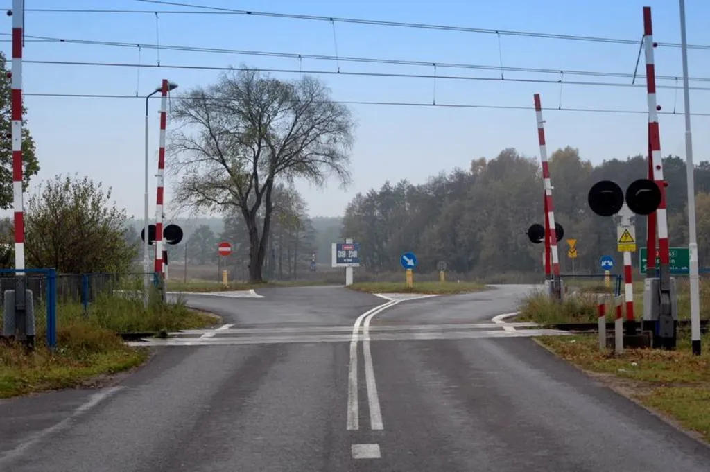 Czy zbliżając się do przejazdu kolejowego z zaporami powinieneś uwzględniać, że wskutek różnych przyczyn  urządzenia zabezpieczające mogą na czas nie zamknąć przejazdu ?