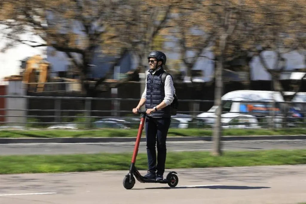 Czy wolno Ci jadąc jezdnią kierować hulajnogą elektryczną z prędkością 30 km/h ?