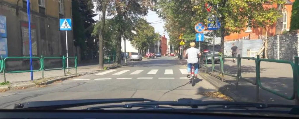 Czy w przedstawionej sytuacji jesteś obowiązany powstrzymać się od wyprzedzania rowerzysty ?