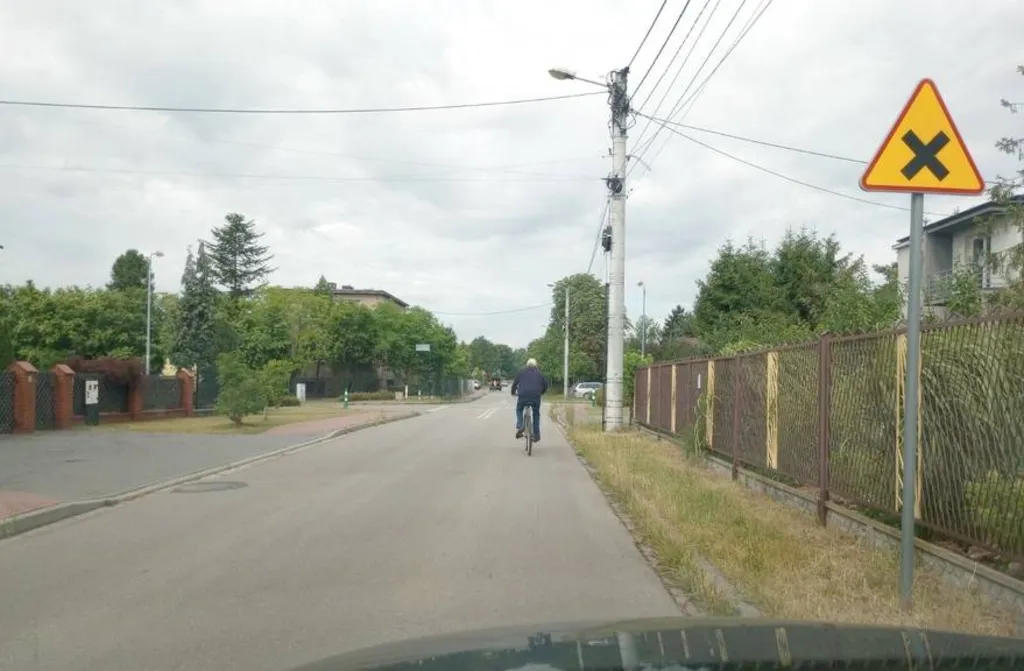 Czy w tej sytuacji, mimo że zakaz wyprzedzania rowerzysty nie obowiązuje na skrzyżowaniu, powinieneś powstrzymać się od wyprzedzania rowerzysty, gdyż ze względu na ograniczoną widoczność mogłoby ono doprowadzić do stworzenia zagrożenia bezpieczeństwa ?