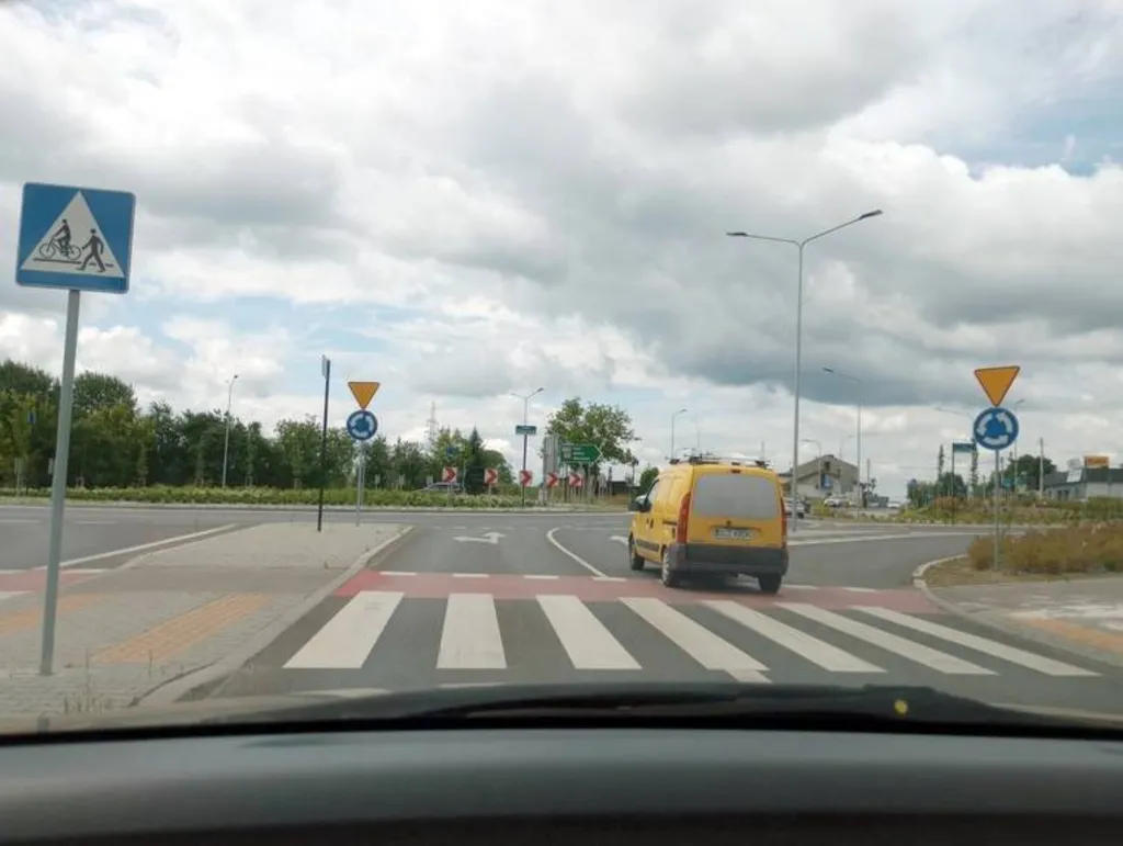 Czy w tej sytuacji, przy zachowaniu szczególnej ostrożności, wolno Ci wyprzedzić poprzedzający pojazd na najbliższym skrzyżowaniu ?
