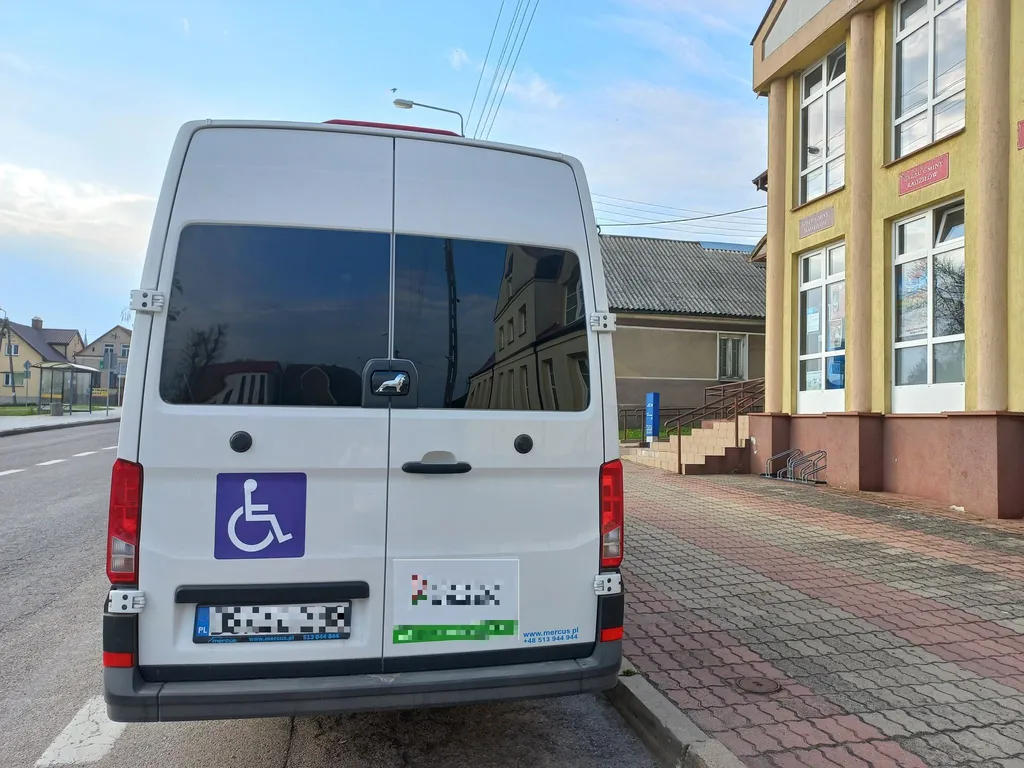 Czy  podczas omijania pojazdu  oznaczonego z przodu i z tyłu widoczną tablicą barwy niebieskiej oraz z włączonymi światłami awaryjnymi, masz obowiązek zachować szczególną ostrożność w czasie wsiadania lub wysiadania osoby niepełnosprawnej?