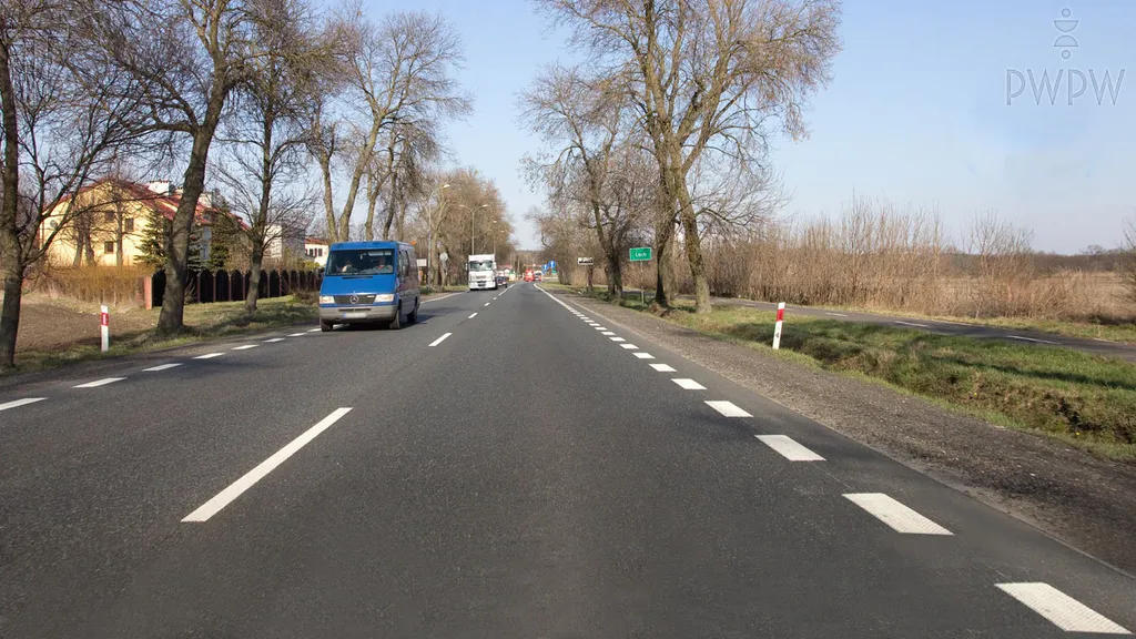 Czy w tej sytuacji wolno Ci zatrzymać pojazd na prawym poboczu?