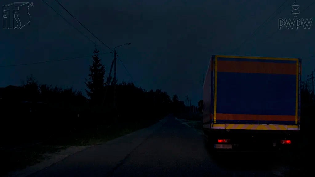 Czy w tej sytuacji, parkując samochodem ciężarowym na drodze, masz obowiązek włączyć światła pozycyjne lub postojowe?