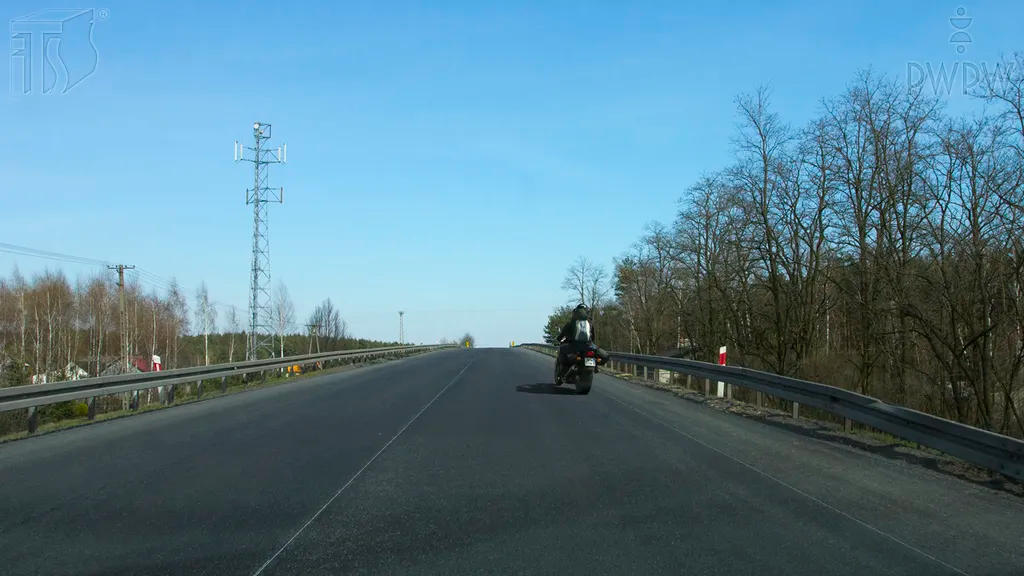 Czy w tej sytuacji, dojeżdżając drogą dwukierunkową do wierzchołka wzniesienia, jesteś obowiązany powstrzymać się od wyprzedzania motocykla ?