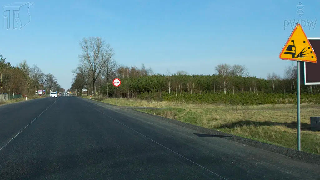 Czy w przedstawionej sytuacji jesteś ostrzegany o drodze pokrytej żwirem, który może być wyrzucany spod kół jadących pojazdów?