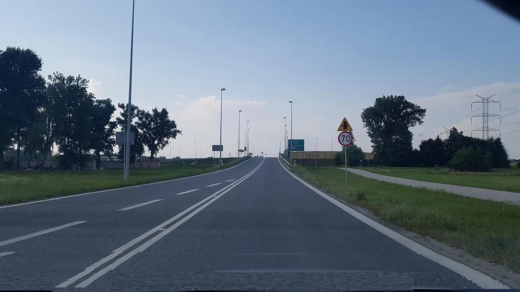 Z jaką maksymalną prędkością wolno poruszać się za tymi znakami, gdy w bocznym wózku motocykla przewozisz sześcioletnie dziecko?