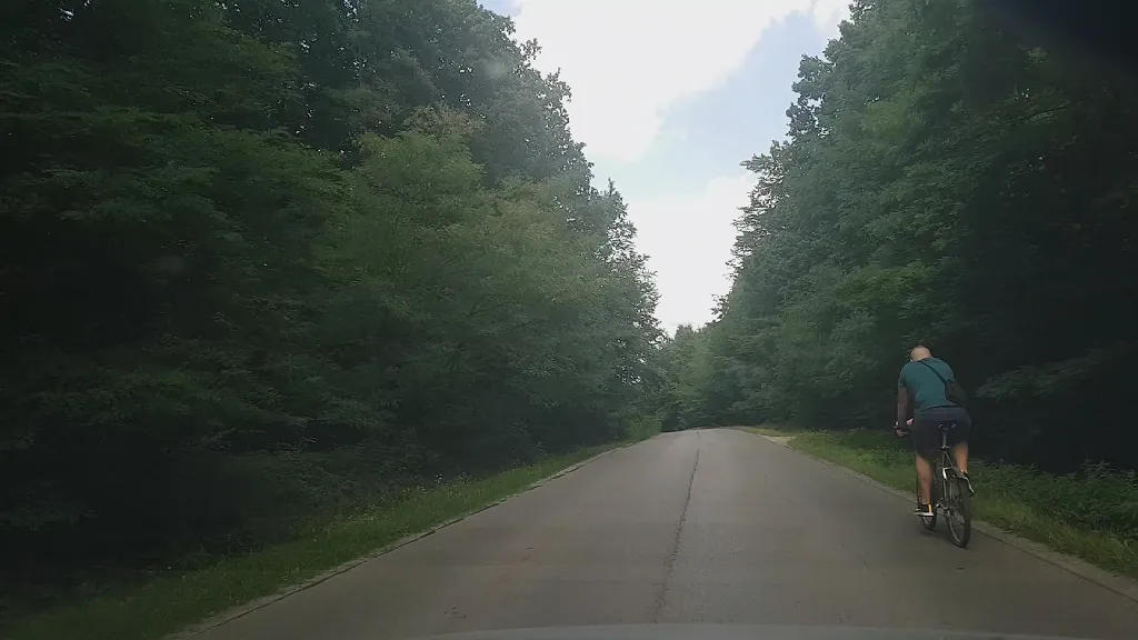Jaki minimalny odstęp boczny należy zachować, wyprzedzając motocyklem kierującego rowerem?