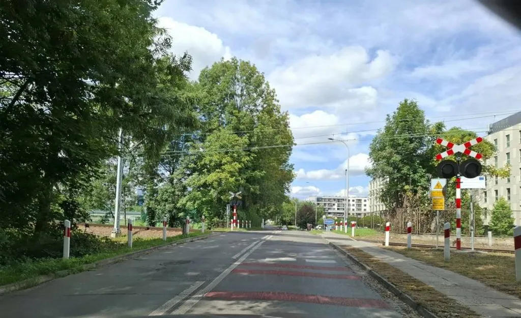 Czy w tej sytuacji zbliżasz się do przejazdu kolejowego jednotorowego ?
