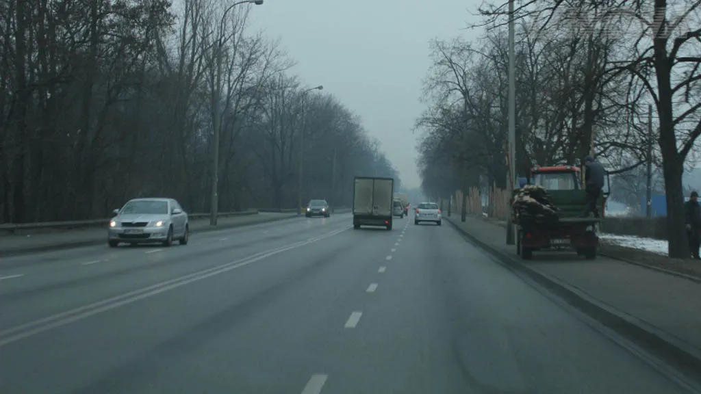 Czy na tej drodze poza obszarem zabudowanym dopuszcza się wyprzedzanie pojazdu silnikowego z prawej strony?