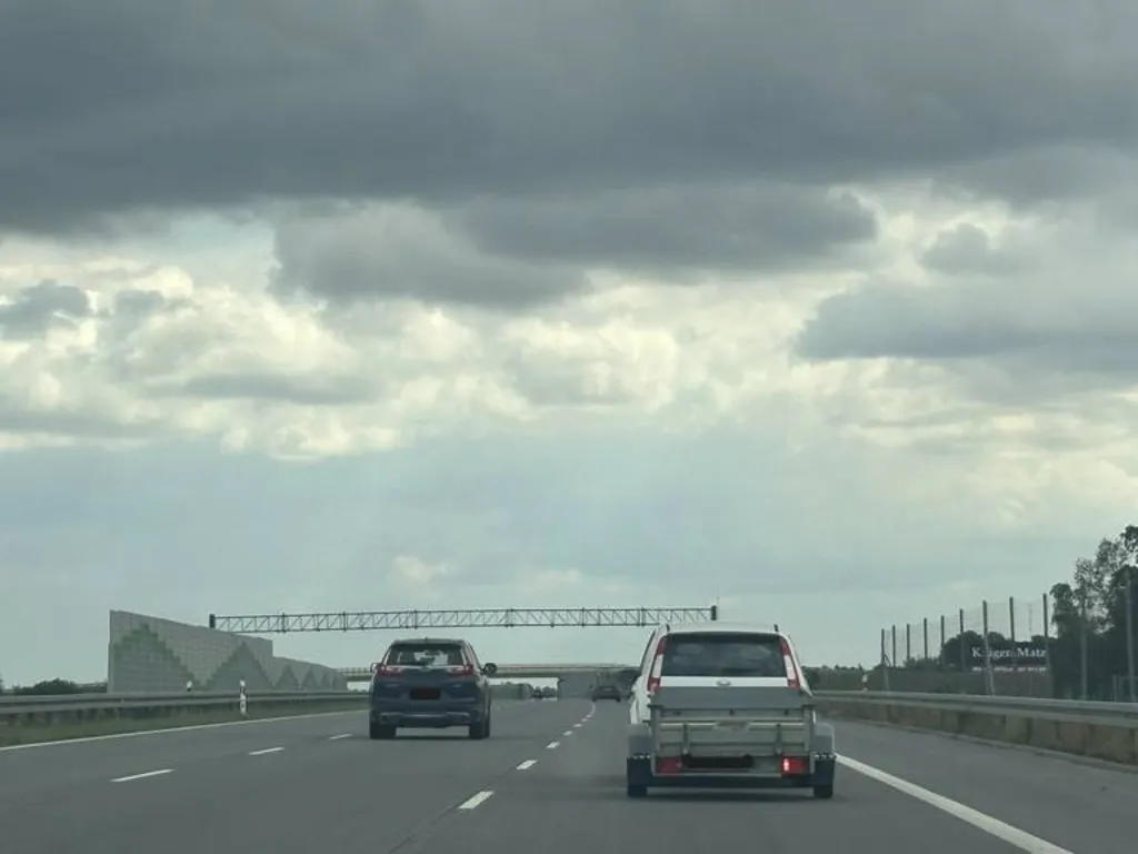 Czy w przedstawionej sytuacji jadąc autostradą samochodem ciężarowym o maksymalnej masie całkowitej przekraczającej 3,5 t możesz wyprzedzić zespół pojazdów poruszający się z nieznacznie mniejszą prędkością od Twojej ?
