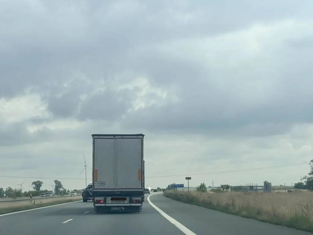 Czy w przedstawionej sytuacji jadąc autostradą samochodem ciężarowym o maksymalnej masie całkowitej powyżej 3,5 t wolno Ci wyprzedzić pojazd samochodowy poruszający się z nieznacznie mniejszą prędkością od Twojej?